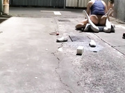 00後JK妹子醉倒在小巷子內，被路過的小哥摁在地上撩開裙子就是一頓猛操，還瘋狂口爆，簡直爽翻了！