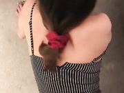 跪下去就立马变成臣服于主人的骚贱小母狗，最大限度的撅着屁股被后入就是主人赏赐的最好狗粮。