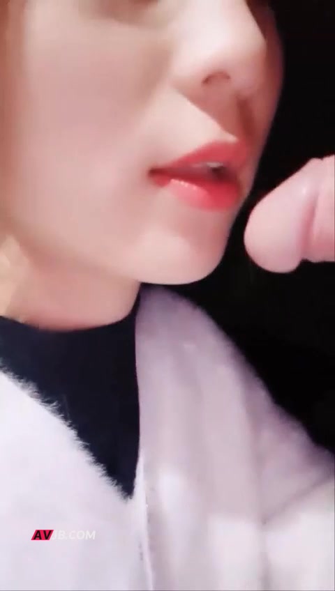 小美女戶外直播勾引男人操逼，小哥哥你摸摸我的奶子軟嘛，用力操我，哥哥的雞吧真熱真大，好喜歡被哥哥的大雞巴插