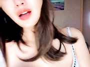 新来的气质美人妻，妩媚风情很是诱惑，揉奶玩逼互动撩骚特写展示，逼逼里塞跳蛋高潮喷尿，自己舔手上的淫水