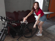 SGKI-067 【SHIGEKI×SODSTAR】これが限界ギリギリ公然露出潮吹き 小倉由菜アクメ自転車がイクッ！ - 1of5