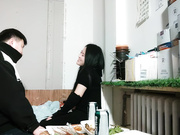 ❤️❤️约操良家小少妇，出租屋喝酒，喝的差不多半推半就推倒，扒掉裤子骑脸舔屌，爆操肥臀呻吟2K高清