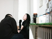 ❤️❤️约操良家小少妇，出租屋喝酒，喝的差不多半推半就推倒，扒掉裤子骑脸舔屌，爆操肥臀呻吟2K高清