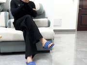暗恋小妈已久，终于让我抓到出轨的把柄，借此威胁她跟我做爱