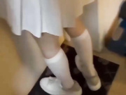 周末堂妹放假回家，约她出去看电影，本来说好带堂妹去酒店解决，最后却选择套路堂妹，让堂妹带我去她的闺房里内射她