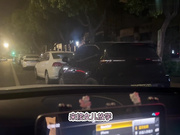 【奶气原创乱伦】一边开着车兜着风，女儿一边在给舔着鸡巴，这是何等的爽呀