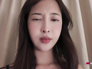 人氣反差女網黃「deerlong」OF性愛私拍，男朋友在玩王者不理我，我只好玩弄他的雞巴