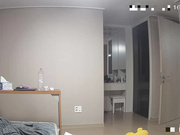 黑客破解家庭网络摄像头偷拍❤️年轻帅小伙下班约少妇姐姐上家里喝啤酒几杯下肚激情啪啪