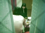 稀有资源C1570，一箭双雕！在两位小姐姐的饮料里下药！其中一个很漂亮清纯，双飞！两个轮流交换着玩，太刺激了