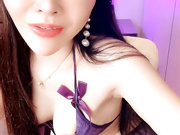 丝袜情趣露脸骚人妻的诱惑，情趣漏奶情趣装跟狼友撩骚互动听指挥，掰开骚逼给狼友看，淫声荡语不断精彩刺激