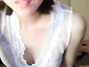很有韵味的小少妇，全程露脸丁字裤，逼里塞着跳蛋自慰呻吟，表情好骚跟狼友互动听指挥揉奶玩逼，不要错过