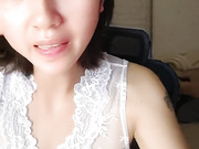 很有韵味的小少妇，全程露脸丁字裤，逼里塞着跳蛋自慰呻吟，表情好骚跟狼友互动听指挥揉奶玩逼，不要错过