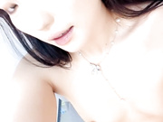 辣妹水咸新来的极品妞，高颜值好身材连体情趣网袜，全程露脸跟狼友互动撩骚听指挥，奶子比心特写大黄瓜插逼