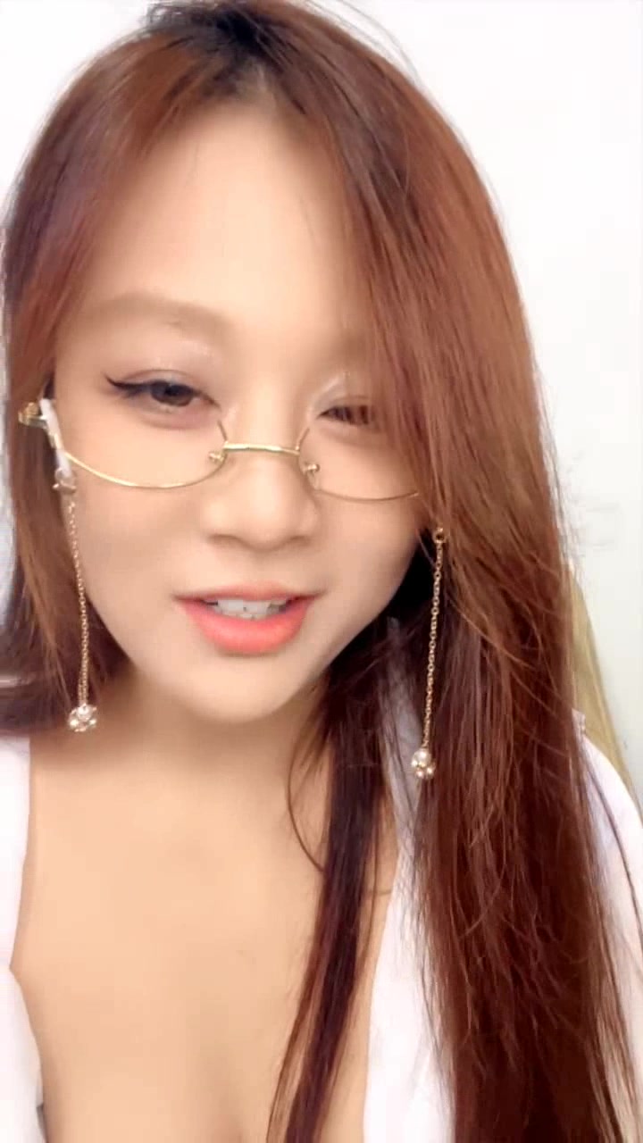 一看就很闷骚的极品少妇，黑丝OL诱惑全程露脸大秀直播，揉奶抠逼跳蛋塞逼里自慰呻吟，表情好骚精彩别错过