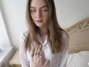 OF X超人气甜美欲姐MIRARI，开档黑丝勾引男友，完美的女朋友！高颜值非常有气质，奶子 嫩穴都堪称极品 尤物