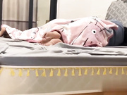 母子乱伦新年聚会爸妈醉酒回家不料儿子蓄谋已久趁着老爸喝醉竞在他面前强上亲妈