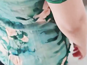 骚妈夹着儿子的精液去和为了公婆吃饭，丁字裤都挡不住了，被公公发现了