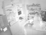 黑客破解摄像头偷拍❤️蛋糕店离异老板娘经常下班时间在后厨和男店员谈心勾引他们啪啪