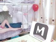 窥探女子宿舍 枕头下的神秘棒状物