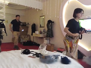 精品名门夜宴偷拍系列漂亮女模拍内衣广告被摄影师和女助手套路偷拍