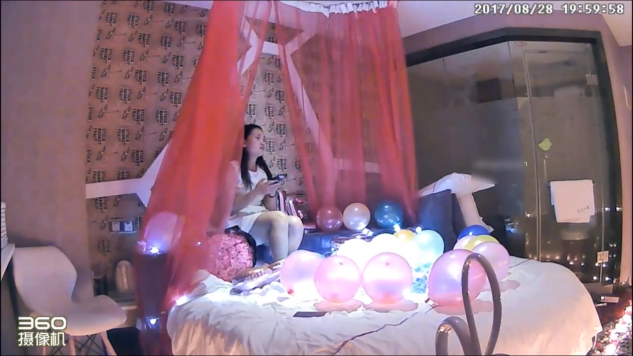 喷血推荐-红帐房偷拍在婚庆公司工作的情侣布置完婚房后感觉环境太浪漫自拍后竟然在婚床上操起逼来,还连干2次!