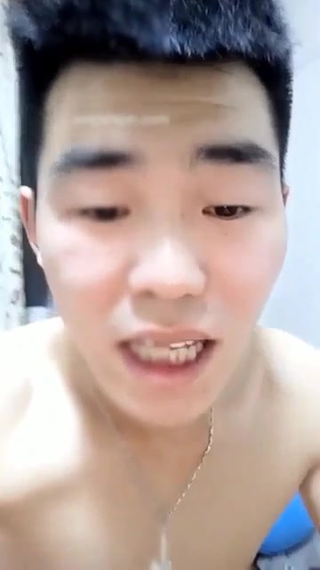 有趣的姐弟乱伦秀有狼友问是不是亲生的这弟弟长得太奇芭了有点像傻根