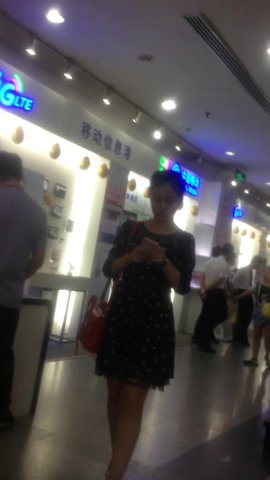 偷拍抄底在书城里晃來晃去的黑紗裙白丁字内超美女
