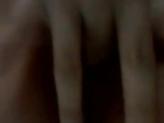 家里人在客厅聊天，小美眉自己偷偷在浴缸打飞机出了好多淫水