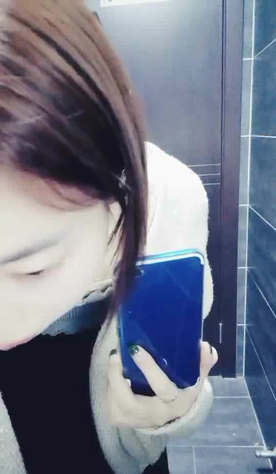太牛X了99年女主播网吧勾引楞青小伙在大厅拔下裤子就吹受不了拉到厕所激情啪啪
