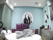 情趣酒店古堡房偷拍下午没有课四眼仔和女友开房翻云覆雨过后来点雪糕和薯条补充一下能量