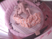 小旅馆情趣圆床偷拍午休偷情的中年男女男的一边搞一边看手机里的AV女的上位摇得很卖力