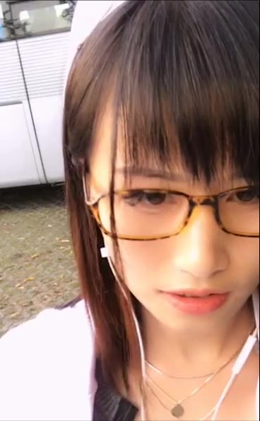 极品高颜值气质美妞护士装医院停车场,户外露出,车内紫薇秀,骚的很,路过好多人