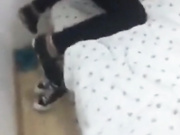 太震惊了,90后妹子好像抓住了闺蜜把柄,让男友操她,自己在旁边拍摄,太紧了男友一直进不去,闺蜜最后还哭了.（内