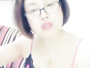 戴着眼镜样子很淫骚的良家气质美少妇背着老公兼职女主播赚装修费