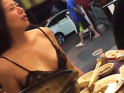 最新门事件性感薄纱辣妹吃母鸭喝醉玩H露奶捧着左乳口中还念念有词这就是个身体而已