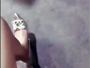 最近比较敢玩的五金店漂亮少妇无视顾客的存在门口露胸摸奶坐在凳子上摸逼据说还能约草