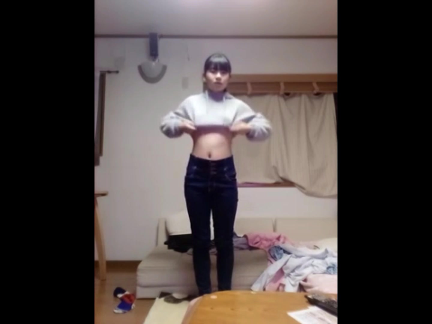 艺校系列未流出版可爱妹纸居家才艺展示自拍先穿衣服随音乐跳一段然后脱光了再跳一段最后自扣阴部特写