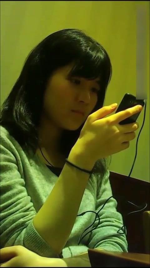 美女如云的餐厅高级坐厕偷拍第35季美女换下的姨妈巾搁在腿上看起很吓人