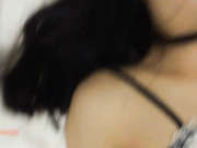 猥琐屌丝眼镜男把校友女同学弄睡着怎么叫都不醒穿上网黑情趣装桌子上床上猛插开嘴器用上操嘴肯定岛片看多了