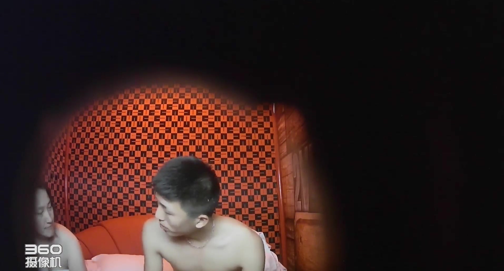 情趣酒店TP年轻小帅哥和白嫩美少妇吊着草完舔得少妇看表情爽死了