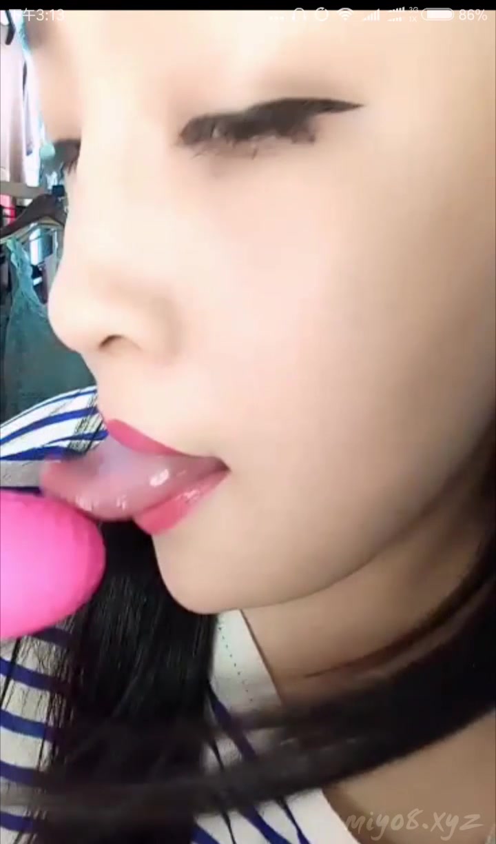 超嫩精品服裝店小老板娘,趁店裏沒人,貨架後面紫薇直播,太騷了,中間來個試衣服的客人