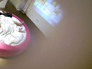 小旅馆红色大圆床偷拍长发妹子和健壮小哥啪啪貌似连续干了2.3次普通话对白