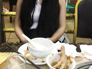 性感短裙美女和网友吃饭后到会所包厢等按摩技师时按耐不出掀开短裙啪啪,搞完后又到酒店继续操,床都干歪了!