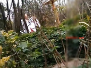 白嫩大眼萌妹温泉直播让人摸奶摸逼，还给别人打飞机这小哥不知道有没有幸福来敲门的感觉