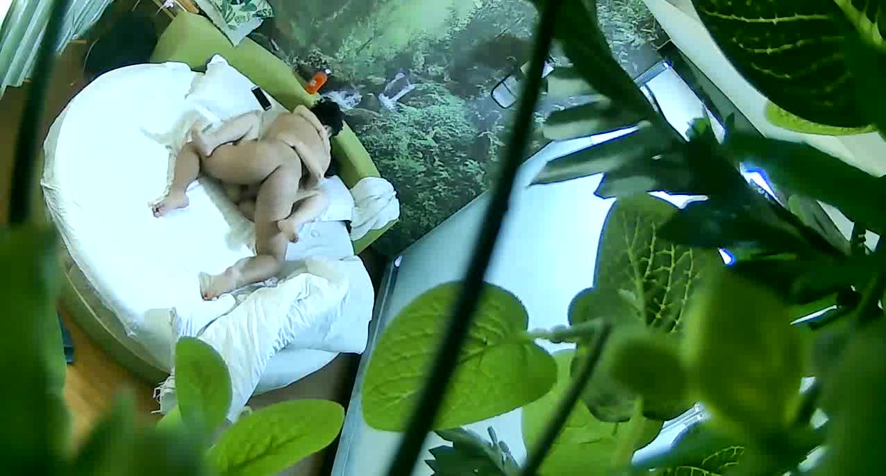 精品旅馆绿叶偷拍猥琐四眼仔把好友支走迫不及待和女友啪啪这女的貌似年纪比他大很多