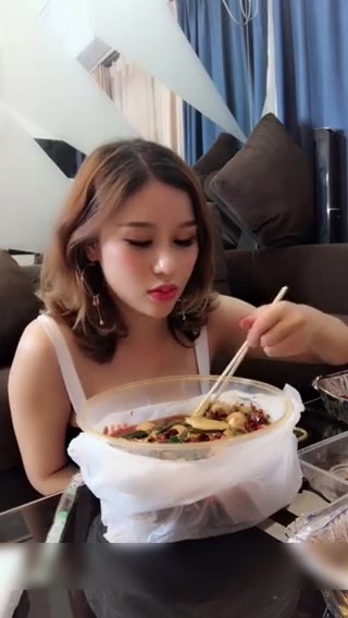 姐夫不要姐姐要回来了，混血大奶网红精彩演绎吃了加料的麻辣烫和姐夫在客厅搞起被操到流口水