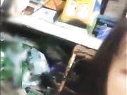 这美女主播有点屌光天化日被狼友指挥到五金店里用剪刀剪断内裤抠逼
