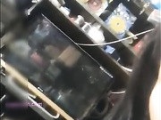 这美女主播有点屌光天化日被狼友指挥到五金店里用剪刀剪断内裤抠逼