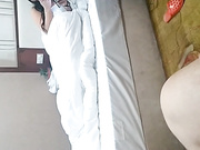 每天收入最少1000元的东北坐台美女和客户还在操着逼就已经联系好下一单活了说：大哥你快点还有人等着了!