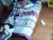 恩爱小情侣蜗居出租房装摄像头看管宠物,想不到女主人脱裤子脱胸罩也被录下